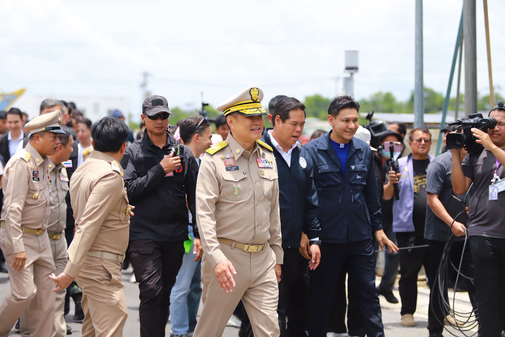 title - เลขาธิการ ส.ป.ก. พร้อมคณะ ร่วมลงพื้นที่กับคณะนายกรัฐมนตรี ติดตามการบริหารจัดการน้ำ เพิ่มศักยภาพระบายน้ำ ลดเสี่ยงน้ำท่วมหาดใหญ่ 